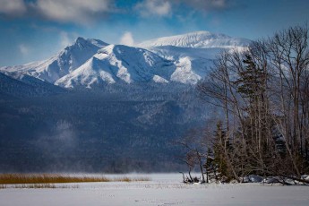 Blick über den Lake Akan auf den 1.499 m hohen aktiven Vulkan Meakan-dake.