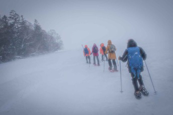 Starker Wind erschwert die Sicht bei unser Schneeschuhwanderung auf dem zugefrorenen Lake Akan.