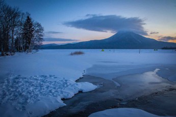 Frühmorgens am Lake Akan. Im Hintergrund der 1,370 m hohe Schichtvulkan Oakan-dake.