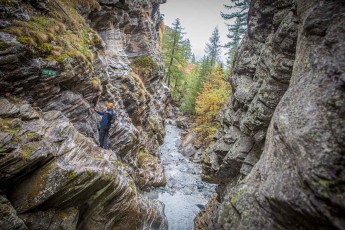The Gorge Alpine via ferrata knows no boredom: Again and again you shimmy from one side of the gorge to the other, balance on wooden planks just a few centimetres wide, walk across narrow suspension bridges - always perfectly secured.