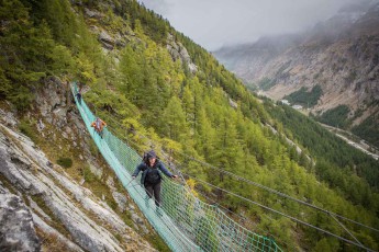 This spectacular 60 metre long suspension bridge on the Saas-Almagell adventure trail must not be overloaded. You should therefore only cross it in pairs.