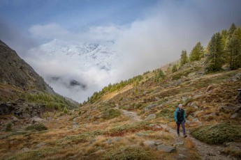 Just over two hours and almost 400 metres in altitude are now behind us. Just a few metres ahead of us is our destination: the cosy Almagellerhütte.