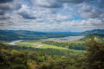 Nur sehr wenige lichte Stellen des dichten Dschungels des Camino Reals in Panama erlauben einen Blick auf fast immer menschenleere Landschaft. Hier das Nordufer des Alajuelasees; links im Bild schlängelt sich der Fluss Boquerón.