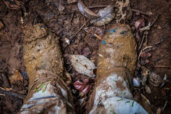 Täglich weit über acht Stunden wandern wir auf dem Camino Real in Panama - durch knöcheltiefen Matsch, steile Anhöhen herauf und herab, durch mit Macheten freigehauende Pfade und knietiefe Flüsse - das stellt höchste Anforderungen an Schuhwerk und Bekleidung. An die Physis sowieso.