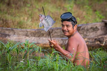 Dieser Fischer im Alajuala-See präsentiert stolz seinen Fang: Einen Tilapia.