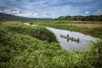 Blick zurück auf das Boot, das uns vor wenigen Minuten am Nordufer des Alajuelasees, dem Ausgangspunkt unserer langen Tagesetappe, abgesetzt hat.