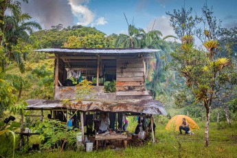 Unter dieser offenen Scheue schützen wir uns vor Regen, bereiten das Essen zu und befestigen Hängematten. Im Hintergrund ist schon dichter Regenwald zu erkennen.