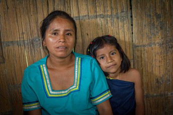 Mutter Cinthia und Tochter Smilla Andi sind zwei Mitglieder der etwa 150 Personen umfassenden, sehr traditionellen Nueva Providencia Community.