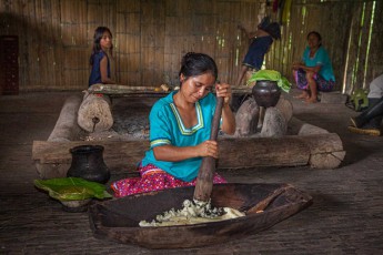 Cinthia stampft eine Mischung aus Maniok und geriebener Süßkartoffel, die anschließen für 3-4 Tage fermentiert wird.
