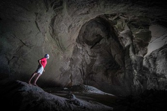 Annette in der Fels Cave auf der Insel Lelepa. Seit 2008 ist die Höhle als UNESCO Weltkulturerbe eingetragen.
