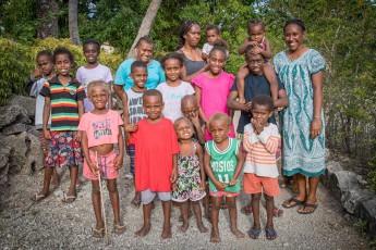 Frauen und Kinder des Dorfes am Südufer der Insel Moso.