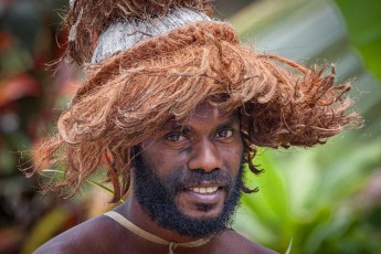 Während einer traditionellen Darbietung im Leweton Cultural Village auf Santo. Hier werden Lieder, Tänze und Geschichten aufgeführt, um das kulturelle Vermächtnis der Inselgemeinschaften zu dokumentieren und zu erhalten.
