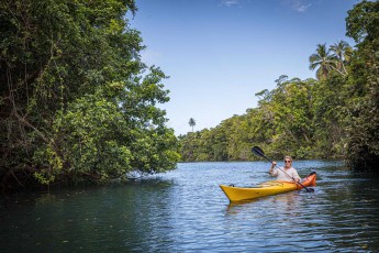 Insel Santu: Auf dem Weg zum Blue Hole, einer Süßwasserquelle inmitten eines Flusses.