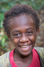 Nathalie Andikar, 9 Jahre. Sie begleitet uns mit ihrem Bruder und ihrem Vater zu und durch die Millennium Höhle auf der Insel Santu. Barfuss, wohlgemerkt.