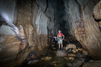 Insel Santu: Ganz allein durchsteifen wir zu fünft die Millenniums Höhle. Die Felsenstrukturen und die bis zu 50 Meter hohe Höhlendecke begeistern uns.