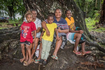Besucher der Sanma-Feierlichkeiten in einem Dorf außerhalb von Luganville, Insel Santu.
