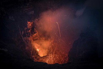 Blick des nachts in den Vulkan Yazur.