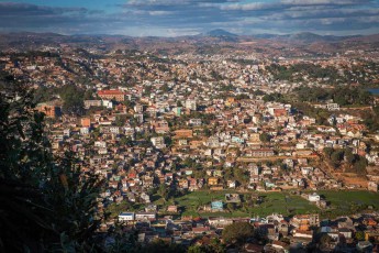 Wie ein bunter Flickenteppich erstreckt sich Antananarivo vom Analamanga-Hügel gesehen bis zum Horizont - die madagassische Hauptstadt mit ihren drei Millionen Einwohnern schmiegt sich in die sanften Hügel des zentralen Hochlandes, wo sich traditionelle Ziegelhäuser und moderne Bauten zwischen grünen Reisterrassen und bewaldeten Kuppen ausbreiten.