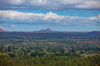 Wie ein grüner Teppich erstreckt sich die mosaikartige Landschaft Nordmadagaskars bis zum Horizont - zwischen den dichten Regenwaldinseln und den offenen Savannen erhebt sich ein markanter Vulkanberg.