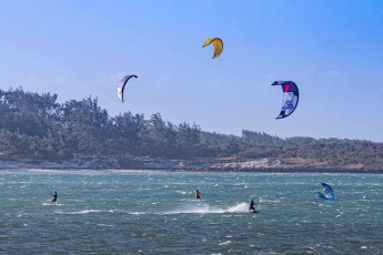 Wie bunte Schmetterlinge tanzen mehrere Kitesurfer-Schirme über den weißschäumenden Wellen der Sakalava Bay - die konstanten Passatwinde und die geschützte Lage dieser Bucht machen sie zu einem der besten Kitesurf-Spots Madagaskars.