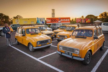 Wie gelbe Perlen reihen sich nostalgische Renault R4-Taxis am Flughafen von Diego Suarez aneinander - diese robusten französischen Kultautos aus den 1960er Jahren sind als "Taxi-Brousse" ein Rückgrat des öffentlichen Nahverkehrs auf der Insel, wo sie dank ihrer Zuverlässigkeit und einfachen Reparierbarkeit zu lebenden Legenden wurden.