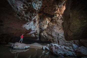 Annette in der Dimalurru Höhle, auch 'Tunnel Creek' genannt.