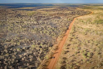 Wie ein rostroter Faden zieht sich die Gibb River Road durch unberührte Wildnis der Kimberley-Region – 660 Kilometer pure Abenteuerstraße, die durch eine der letzten großen Wildnisgebiete der Erde führt, wo Boab-Bäume und Eukalypten seit Jahrtausenden ungestört wachsen und nur der rote Staub verrät, dass hier Menschen vorbeikommen.