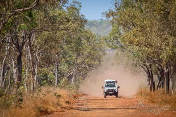 Annette jagt unseren Geländewagen über die staubige Gibb River Road, wo Temperaturen von über 40 Grad Celsius alltäglich sind und die Luft vor Hitze zu vibrieren scheint.