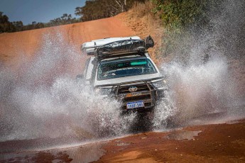 Annette durchpflügt eine Wasserfurt auf der Gibb River Road – solche 'Creek-Crossings' sind der alltägliche Härtetest für Fahrzeug und Fahrer in der Kimberley-Region, wo selbst ausgetrocknete Flussbetten nach Regenfällen binnen Minuten zu reißenden Strömen werden können.