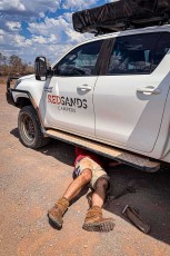 Glück im Unglück: Mark Sulman repariert den ansonsten tadellosen Geländewagen notdürftig, so dass wir die nächste, zehn Kilometer entfernte Station erreichen können.