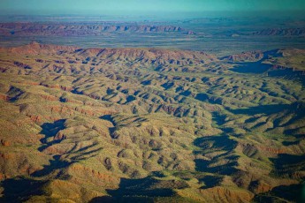Aus der Vogelperspektive offenbart sich die dramatische Erosionslandschaft zwischen Kununurra und Purnululu als gewaltiges Relief aus parallelen Furchen und Graten.
