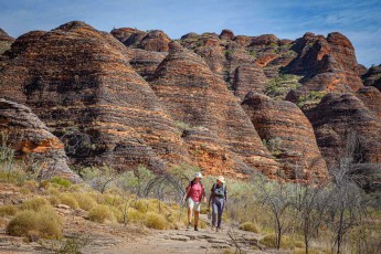 Annette und unsere Führerin Rebecca Sampy erkunden die atemberaubende Landschaft des Purnululu-Nationalparks in Westaustralien - die bizarren, von Wind und Wetter geformten Sandsteinformationen der Bungle Bungle Ranges ragen wie gigantische Bienenkörbe in den blauen Himmel.