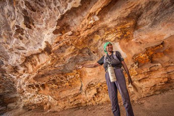 Die indigene Führerin Rebecca Sampy erkundet mit uns die faszinierende Felsenlandschaft des Purnululu-Nationalparks in Westaustralien, der traditionellen Heimat ihres Volkes. Die bizarren, von Wind und Wasser geformten Sandsteinformationen leuchten orangerot und ockerfarben. Es sind Zeugen von Jahrmillionen geologischer Geschichte und der tiefen spirituellen Bedeutung dieser Stätte für die ansässigen Aborigines.