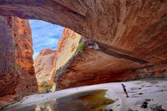 Die atemberaubende 'Cathedral Gorge' im Purnululu-Nationalpark in Westaustralien ist ein Wunder der Natur - das Zusammenspiel von Wind, Wasser und Zeit hat hier über Jahrmillionen hinweg eine gewaltige Kathedrale aus Sandstein geschaffen. Die bizarren, von ockerfarbenen Bändern durchzogenen Wände ragen empor wie die Säulen und Bögen eines uralten Sakralbaus.