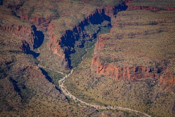 Ein ausgetrocknetes Flussbett schlängelt sich wie eine blasse Narbe durch die tief eingeschnittene Schlucht der Bungle Bungles.