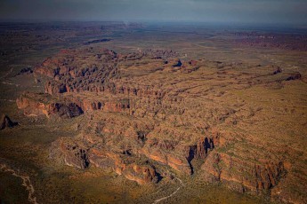 Felsformationen, die wirken wie eine Kathedrale der Erdgeschichte – ein monumentales Zeugnis jener tektonischen und klimatischen Kräfte, die Westaustraliens Nordwesten formten, lange bevor die ersten Menschen diesen Kontinent betraten.