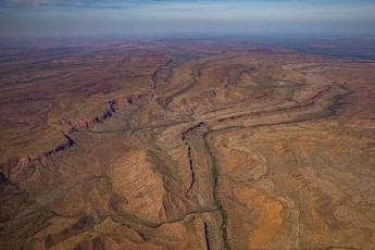 Aus der Vogelperspektive offenbart sich die komplexe Geologie der Kimberley-Region hier wie ein x-förmiges Mosaik aus geschichteten Sedimentgesteinen und Erosionsrinnen.