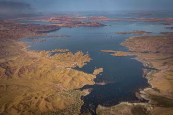 Die stahlblauen Wasser des Lake Argyle dringen wie Fjordarme tief in die zerklüftete Sandsteinlandschaft ein und formen ein Labyrinth aus Buchten und Halbinseln.