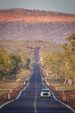 Schnurgerade zieht der Highway zum Horizont. Die Hitze lässt den Asphalt flimmern, während sich die Straße auf die rostfarbenen Cockburn Tafelberge zubewegt.