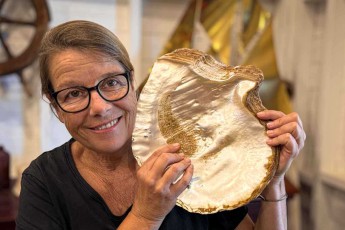 In der Perlenfarm Willie Creek schimmert eine Pinctada maxima wie flüssiges Mondlicht. Die größte perlenbildende Auster der Welt machte Broome einst zur Perlenhauptstadt des Südens.