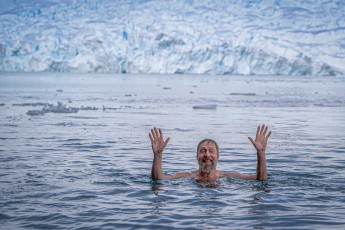 A broad grin – the Polar Plunge is done! Behind me towers the glacier wall, beneath me every fibre tingles. A moment of pure euphoria in the icy Southern Ocean. (Photo by Carlos Chercoles, Swan Hellenic)