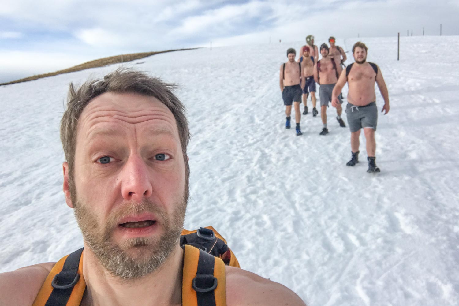 'Versuche gerade, diese komische Selfie-Funktion auf meinem Handy zu finden...'Deperately trying to find this weird selfie-feature on my mobile...'