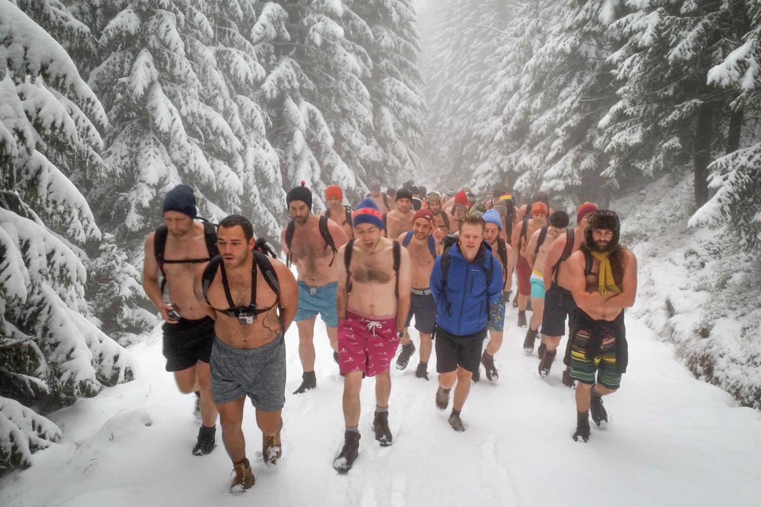 Polen, Riesengebirge. Außentemperatur minus 9 Grad. Weiter oben kriegen wir es mit Schneesturm, Windgeschwindigkeiten bis zu 130 km/h und Windchill von Minus 19 Grad zu tun. (Ganz links im Bild bin ich zu sehen)