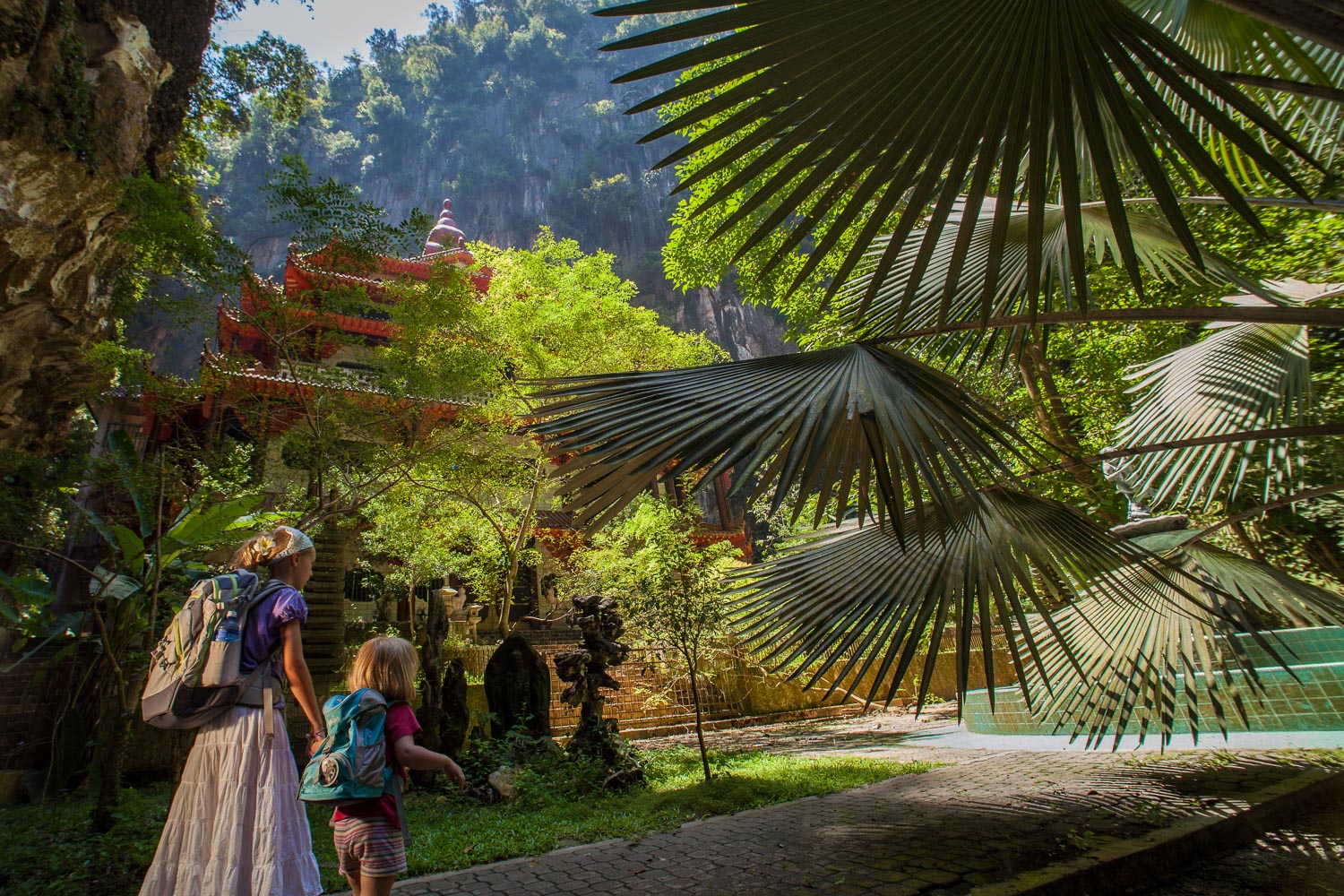 Amelie und Smilla durchstreifen den Tempel Sam Po Tong in Ipoh, Malaysia.Amelie and Smilla roam the temple of Sam Po Tong in Ipoh, Malaysia.