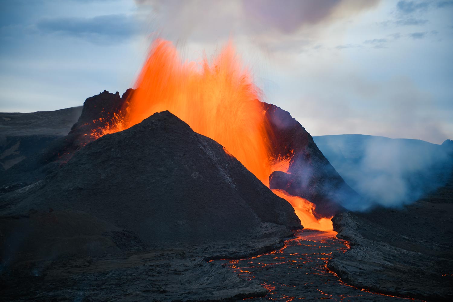 Der Vulkan bricht aus in einer Zeitlupensymphonie aus geschmolzener Lava (Foto von Timm Chapman).