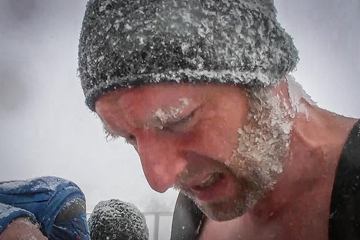 Nach über 2 Stunden in der Kälte hat sich bei mir eine Eisschicht im Nacken gebildet. In der Hütte auf dem Mount Sniezka wärmen wir uns auf, bevor wir angezogen wieder absteigen. Das wirklich Erstaunliche merke ich erst am nächsten Tag: Niemand niest oder hustet. Keiner hat sich eine Erkältung eingefangen!