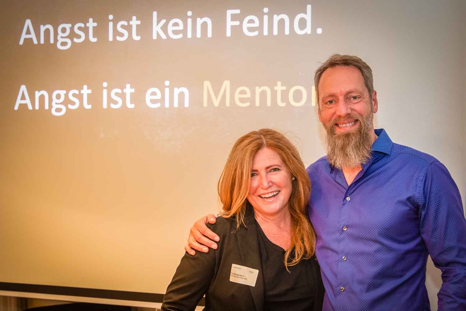 Zusammen mit Tina Morgenstein, Gastgeberin von Leaders Network, vor der Leinwand (Foto von Raimar von Wienskowski).