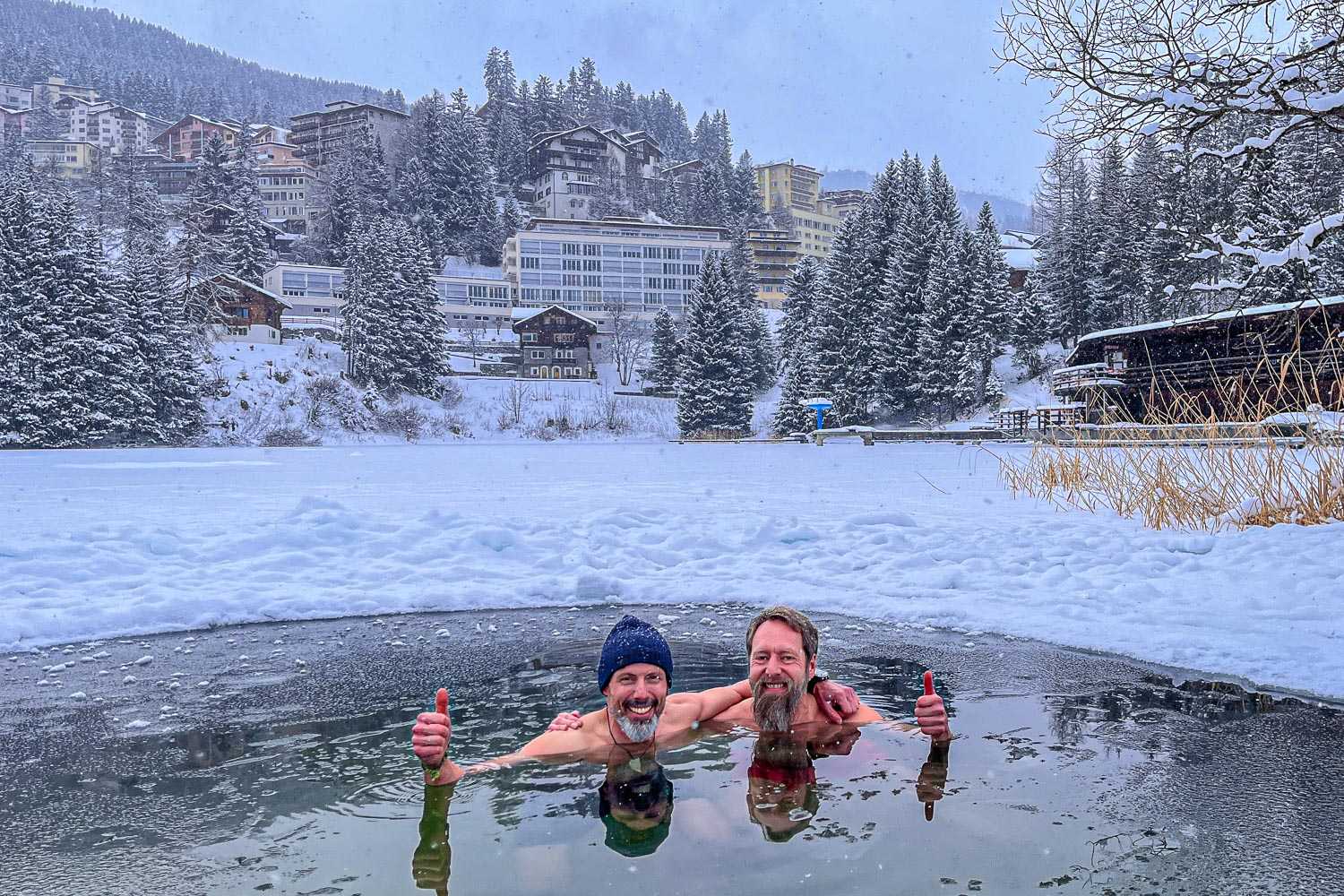 Mein Schweizer Abenteuerfreund Markus Blum und ich im Eisbadi Arosa: Nach sieben Minuten im Wasser freuten wir uns auf die Wärme der Sauna.