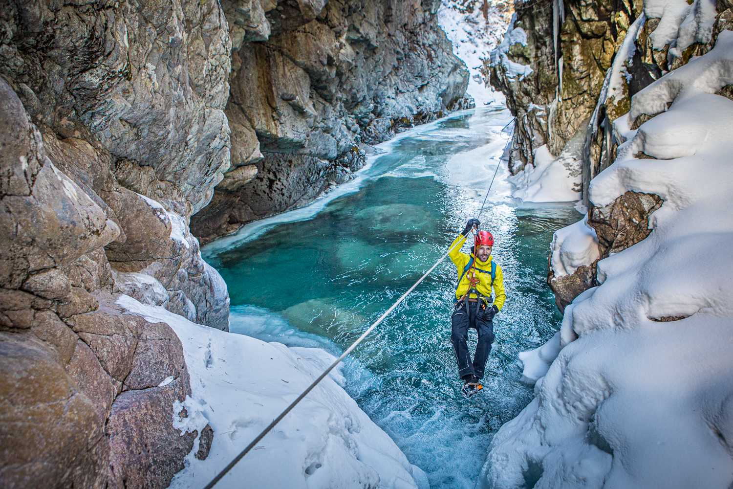 Beim Ziplining fasziniert uns der teils zugefrorene, teils dunkelkobaltblau leuchtende Inn.
