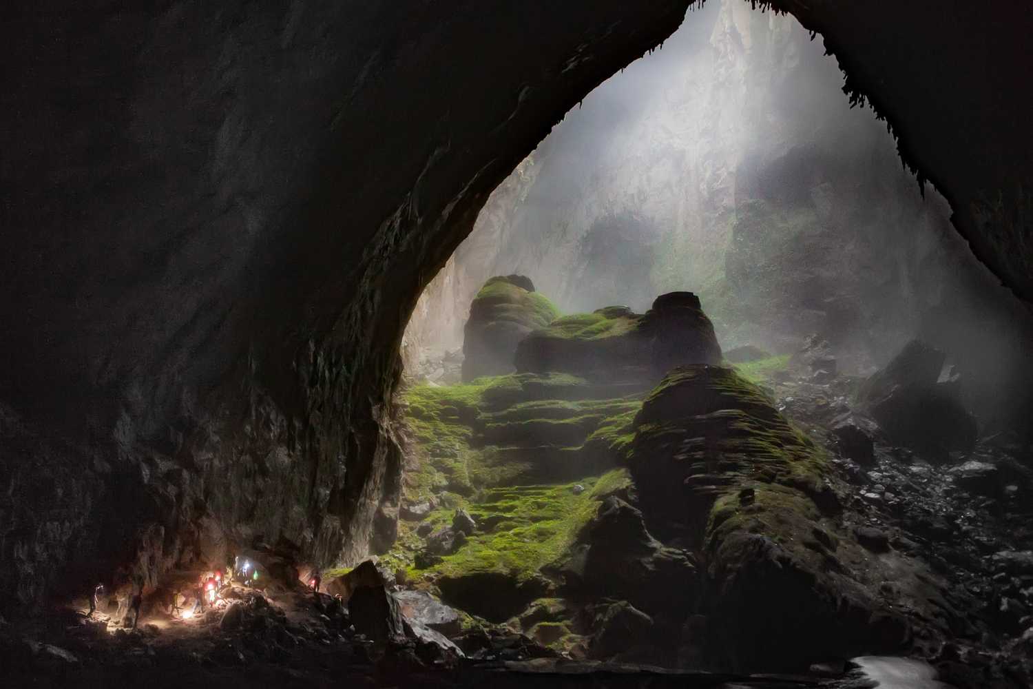 Die Expeditionsteilnehmer auf dem Weg zurück durch die zweite Doline.